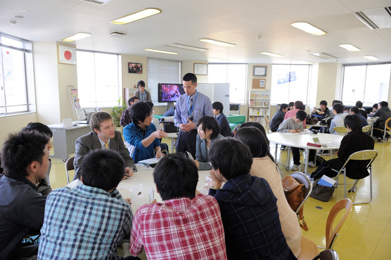 福井工業大学の英会話カフェの様子