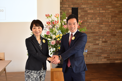 対談講義を行った牧野学長(左)と南出市長