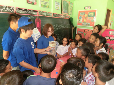 フィリピンの小学校で濾過実験を実施している様子