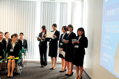 機内食のプレゼン大会の様子 機内食のプレゼン大会の様子