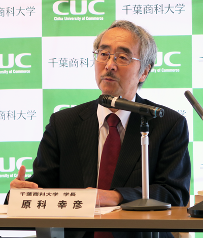 就任会見を行う原科幸彦新学長