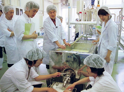 実学重視のバイオ環境工学科のチーズ製造実習
