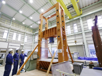 橋梁等の検査を行う土木建築工学科構造工学棟の載荷試験機 橋梁等の検査を行う土木建築工学科構造工学棟の載荷試験機