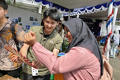 カンボジア、インドネシア、ハワイの活動で、学生たちは積極的に現地の人たちと交流