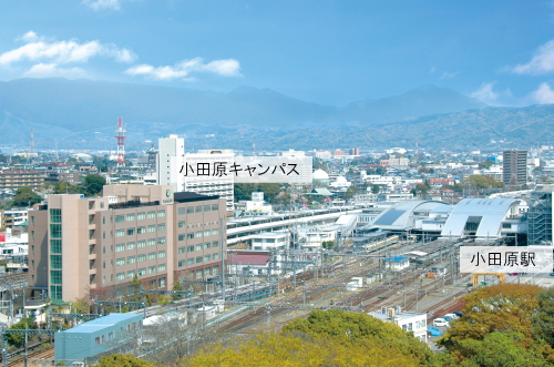 小田原駅に隣接する校舎