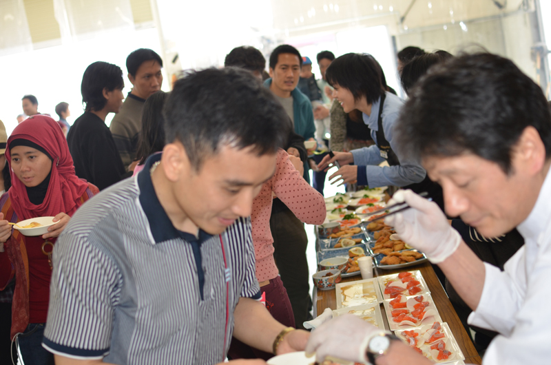 地域特産品の試食会の様子