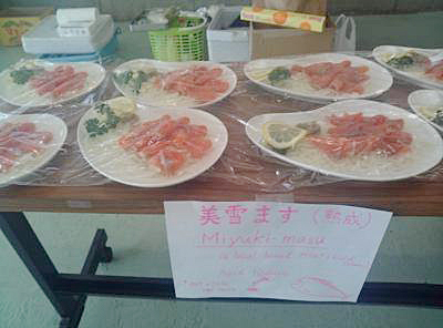 地域特産品の試食会の様子