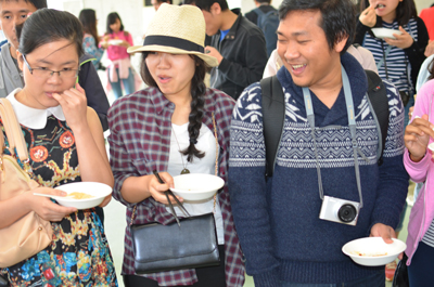 地域特産品の試食会の様子