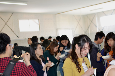 地域特産品の試食会の様子
