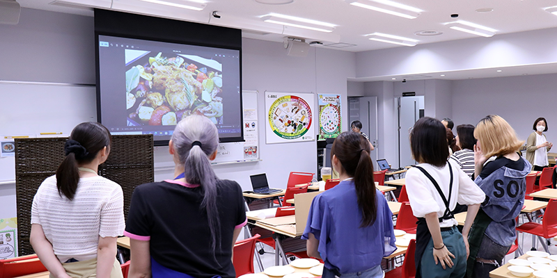 減塩レシピの開発・調理はもちろん、レシピカードに掲載する写真撮影なども学生が担当