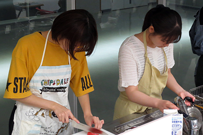 調理中の学生の様子 調理中の学生の様子