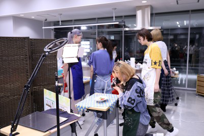 レシピカードの撮影に取り組む学生の様子