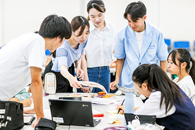 調理中の学生の様子 グループワークの様子