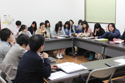 医療・福祉連携センター企画委員会の様子 現場の福祉職員との会議に学生も同席 医療・福祉連携センター企画委員会の様子 現場の福祉職員との会議に学生も同席