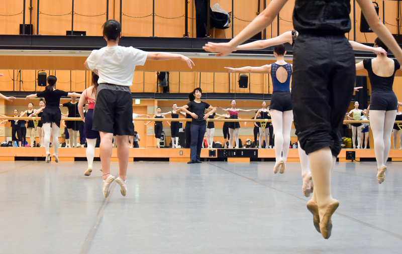 舞台人としての素養を高めるべく演技指導を徹底 舞台人としての素養を高めるべく演技指導を徹底