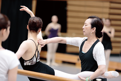 舞台人としての素養を高めるべく演技指導を徹底 徹底した演技指導