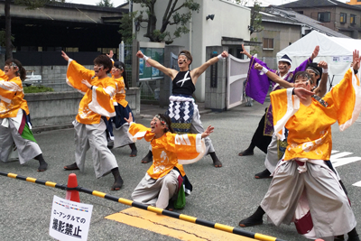 ランナーに直接エールを届ける沿道応援パフォーマー ランナーに直接エールを届ける沿道応援パフォーマー