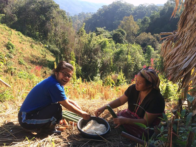 収穫感謝の儀式の用意を手伝う学生 収穫感謝の儀式の用意を手伝う学生