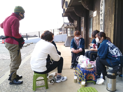 路上茶屋では地域住民と交流した。
