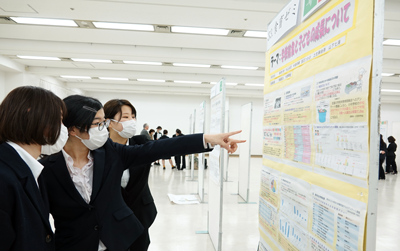 （国際学院）2019年度のポスター発表の様子。
