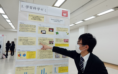 (国際学院)2019年度のポスター発表の様子。 (国際学院)2019年度のポスター発表の様子。
