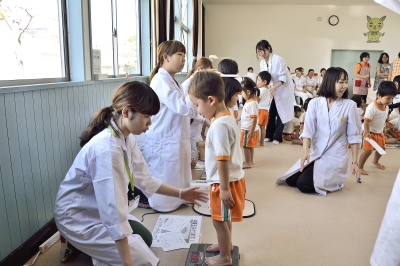 幼稚園で行っている健康教育指導の様子 幼稚園で行っている健康教育指導の様子