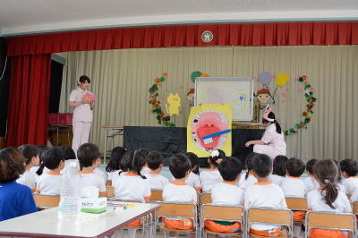 幼稚園で行っている健康教育指導の様子 幼稚園で行っている健康教育指導の様子