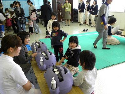 幼稚園で行っている健康教育指導の様子 幼稚園で行っている健康教育指導の様子