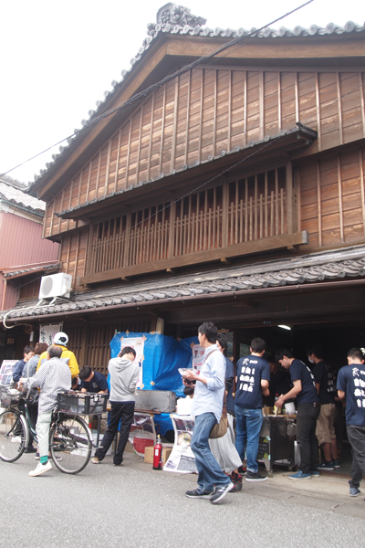 「伊勢河崎商人市」に出店してにぎわう「蔵物語」