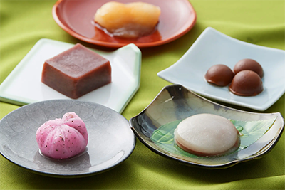 飲み込みやすいように材料の配合を工夫して開発された「やわらか和菓子」 飲み込みやすいように材料の配合を工夫して開発された「やわらか和菓子」
