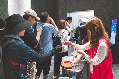 日本酒「光HIKARI」と「華HANA」の試飲会の様子 日本酒「光HIKARI」と「華HANA」の試飲会の様子