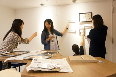 学生寮のキッチンレイアウトを話し合う学生