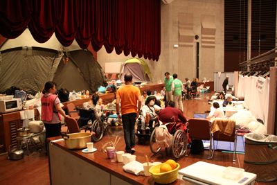 高齢者や障害者を受け入れた14号館ホール 高齢者や障害者を受け入れた14号館ホール