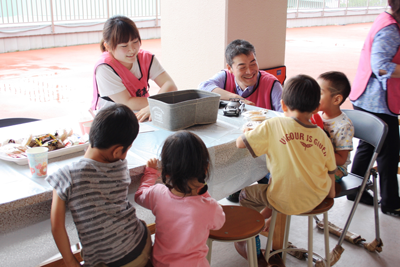 避難所にオープンした学生主体のカフェ 避難所にオープンした学生主体のカフェ