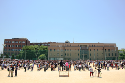 3000人規模で実施した全学避難訓練 3000人規模で実施した全学避難訓練