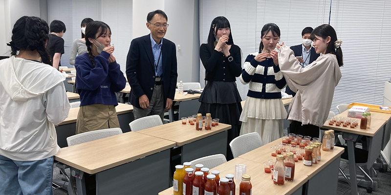 「フラガールトマトジュース」を試飲する様子