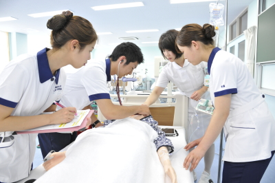 4年間で「いつくしみの心と技」を学ぶ 4年間で「いつくしみの心と技」を学ぶ