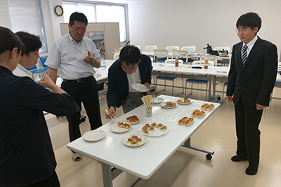 商品試食会の様子