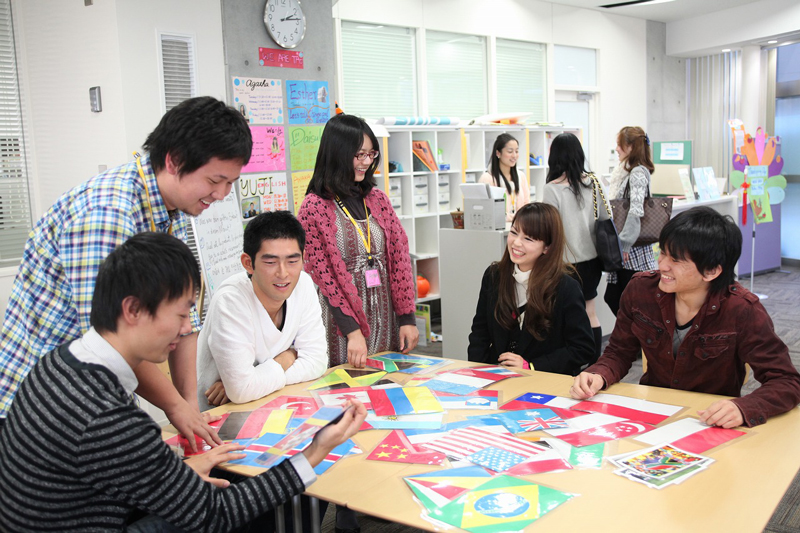 日本語禁止のワールドプラザでは学生が外国語で会話をする