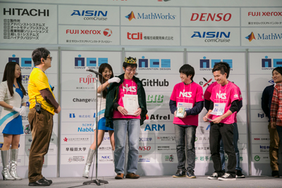 長崎総合科学大学チームのロボットの走行の様子 長崎総合科学大学チームのロボットの走行の様子