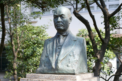 二人の学祖の胸像写真