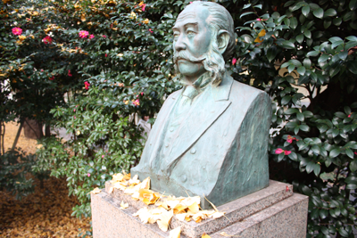 二人の学祖の胸像写真