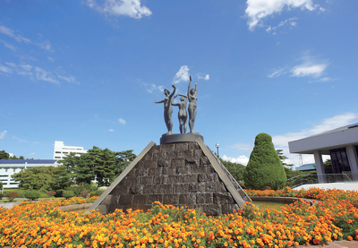 福島県郡山市にある緑豊かなキャンパス