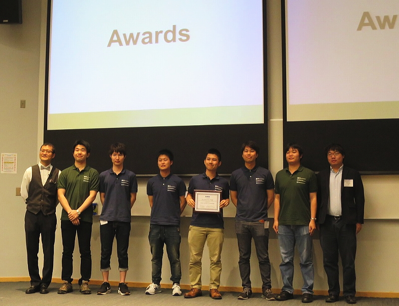 入賞盾を授与されたメンバーたち 入賞盾を授与されたメンバーたち