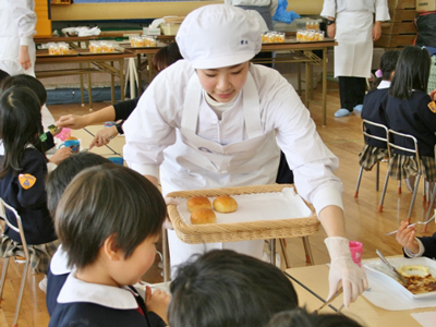 幼稚園で食育（西洋料理の食べ方を体験）を実施