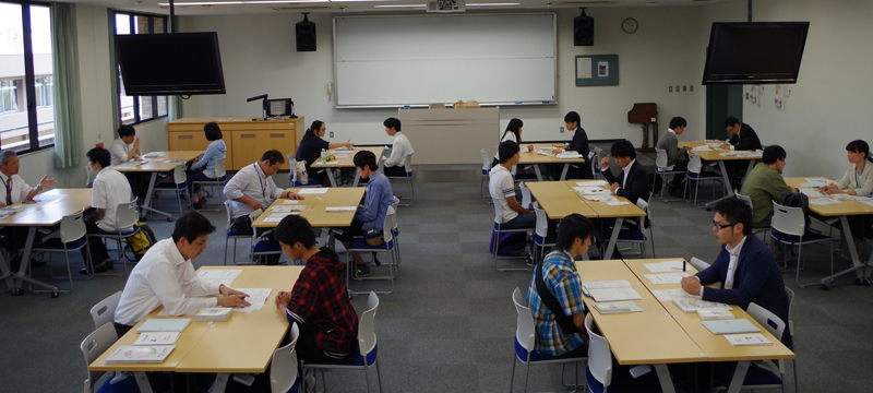 職員が実施する高校生との個別面談
