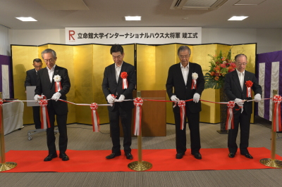 竣工式で執り行われたテープカット 竣工式で執り行われたテープカット