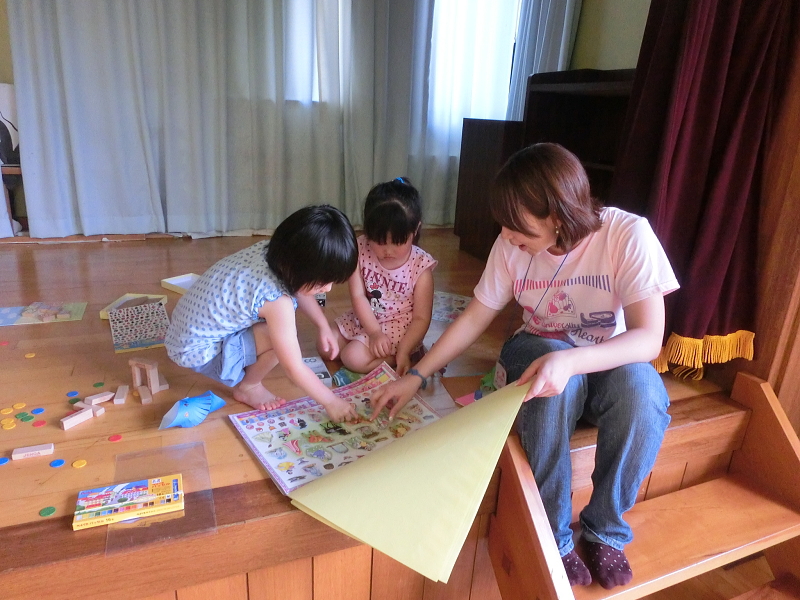 東日本大震災復興支援のため被災地の子どもたちの見守りボランティアを行う