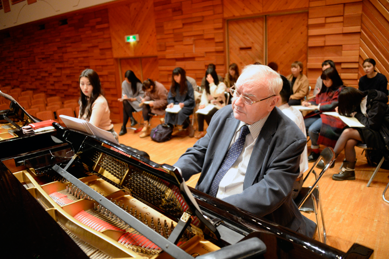 ピアニスト、ラントシュ氏(リスト音楽院)による特別講義 ピアニスト、ラントシュ氏(リスト音楽院)による特別講義