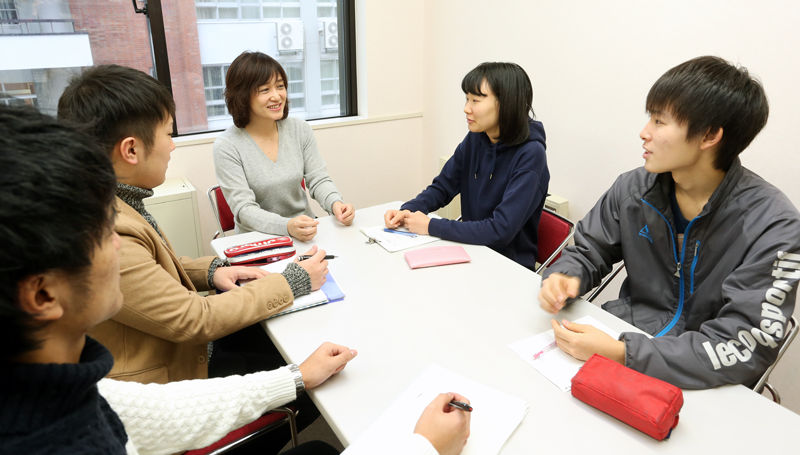 取材を行う「SUeets!」スタッフ 取材を行う「SUeets!」スタッフ